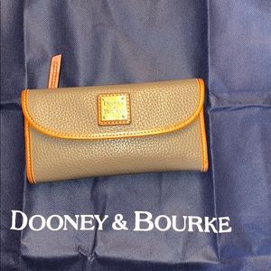Dooney and Bourke pebble grain continental clutch